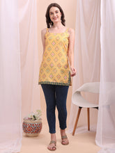 Women Ethnic Motifs Printed Square Neck Straight Kurti