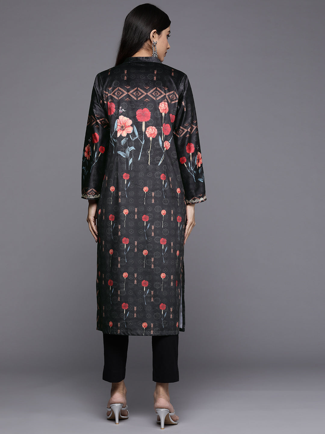 Ahalyaa Women Black & Red Floral Printed Gotta Patti Velvet Kurta