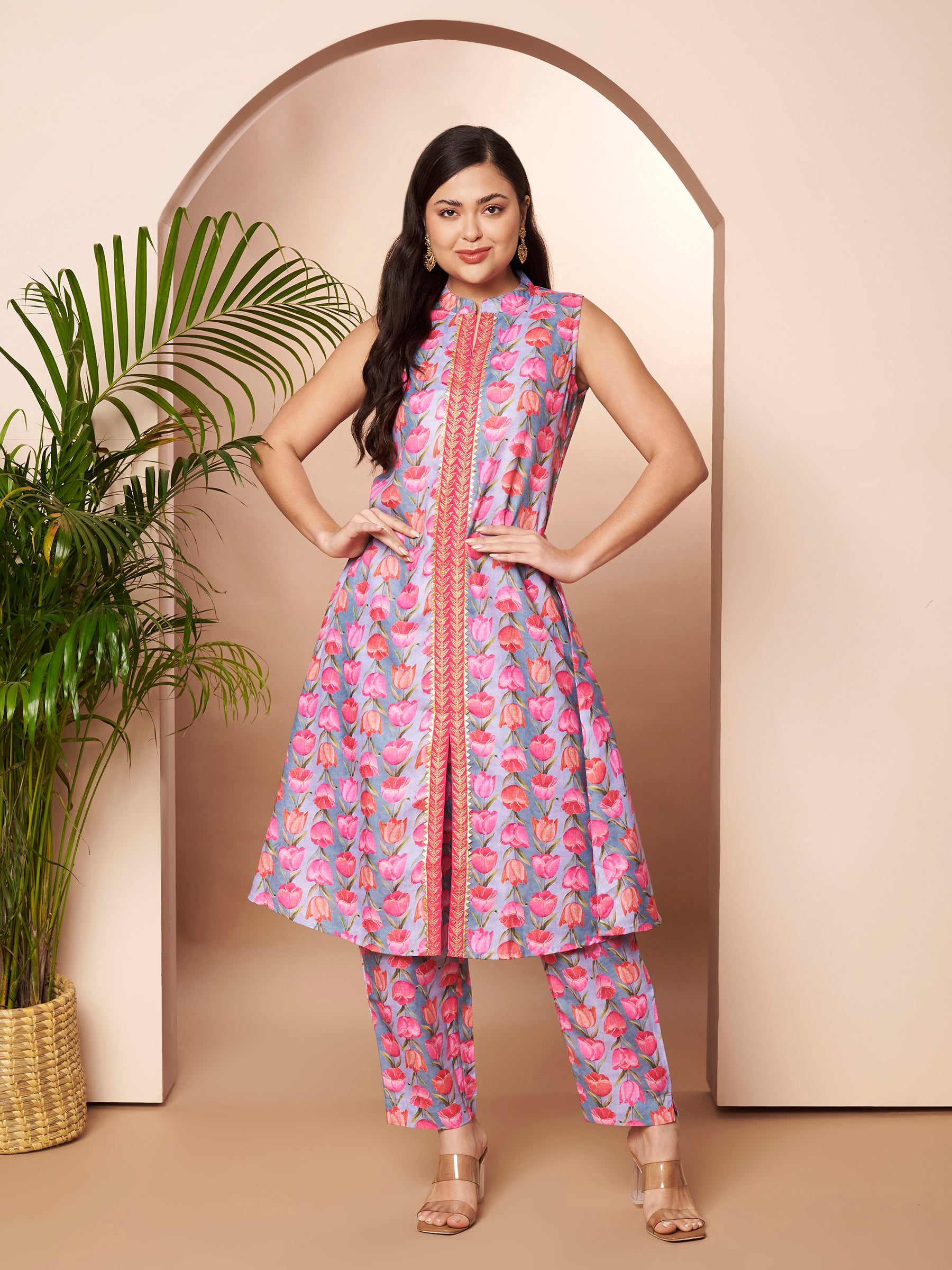 Women Floral Printed Panelled Kurta with Trousers