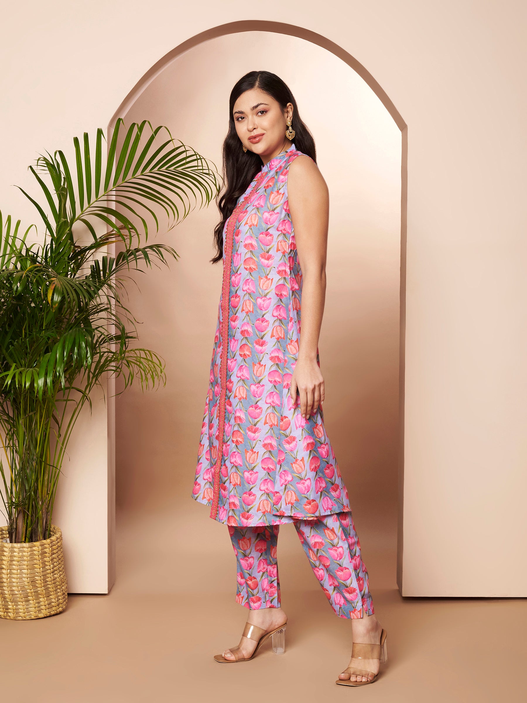 Women Floral Printed Panelled Kurta with Trousers