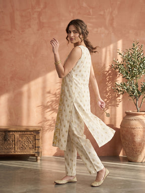 Women Floral Printed Regular Kurta with Trousers