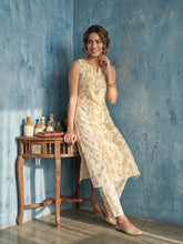Women Floral Printed Regular Kurta with Trousers