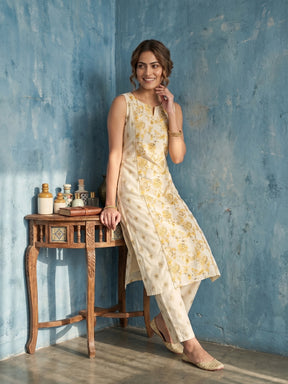 Women Floral Printed Regular Kurta with Trousers