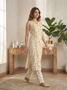 Women Floral Printed Regular Kurta with Trousers