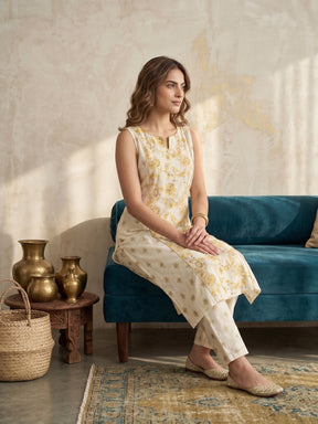 Women Floral Printed Regular Kurta with Trousers