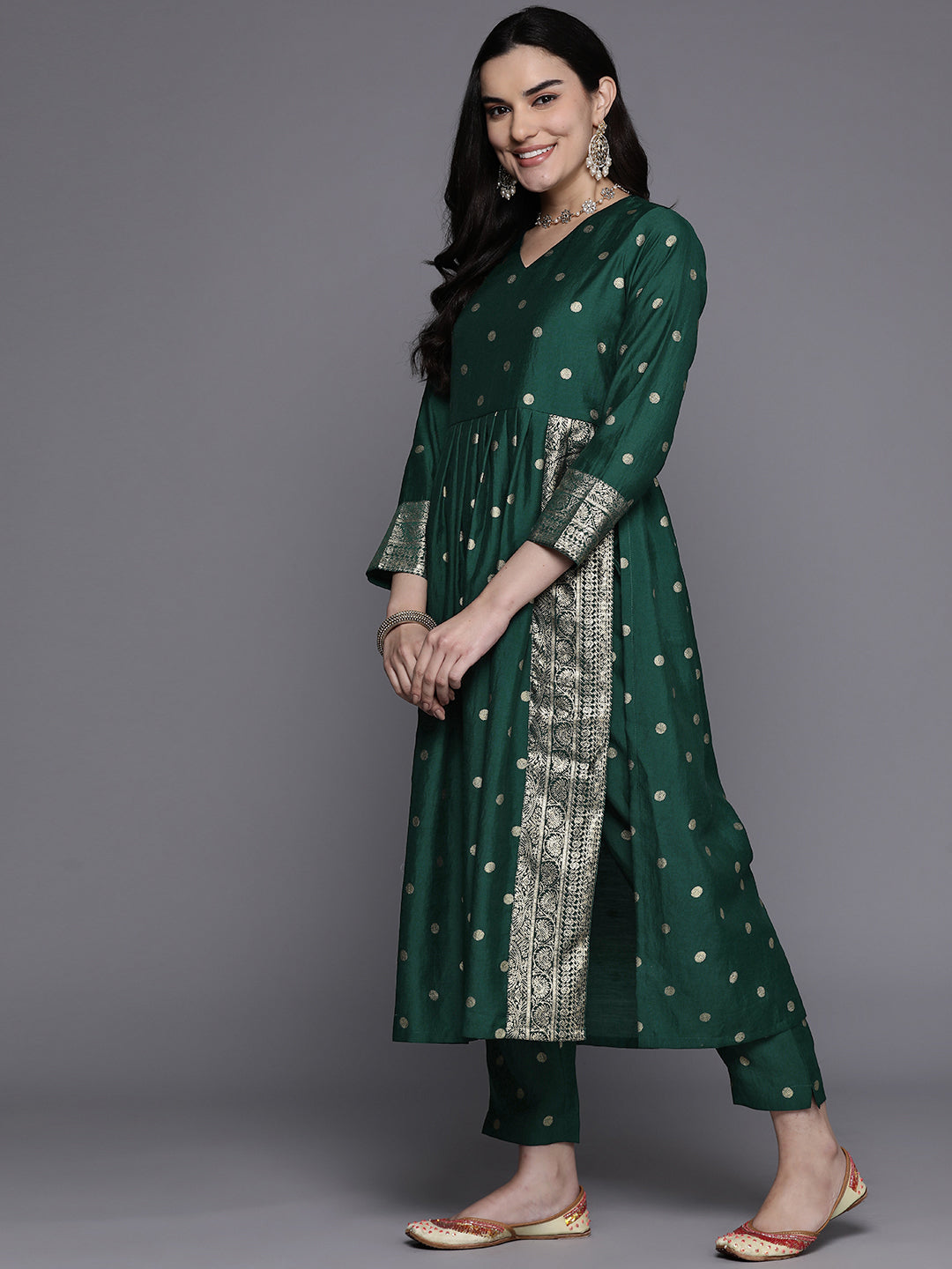 Women Printed Pleated Kurta with Trousers
