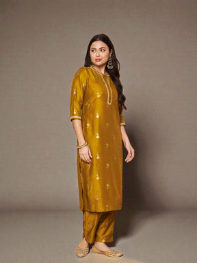 Women Floral Printed Regular Kurta with Trousers & With Dupatta