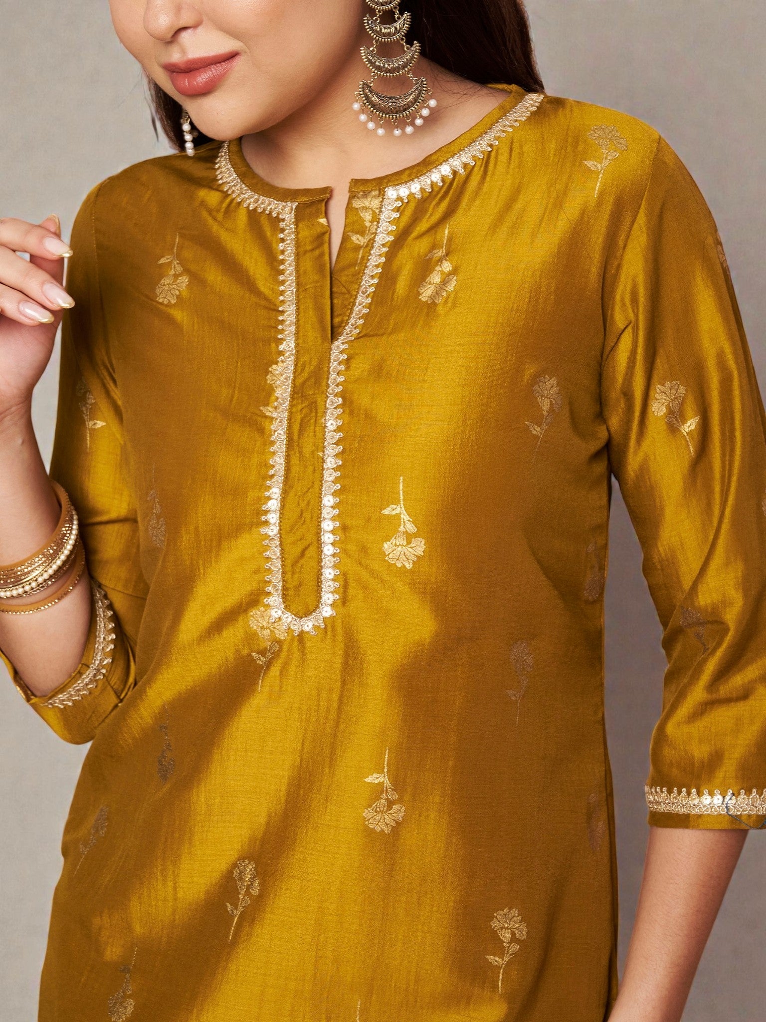 Women Floral Printed Regular Kurta with Trousers & With Dupatta